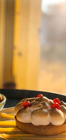 Τάρτα λεμόνι και λουκουμάδες στο Ζαχαροπλαστείο Κίτρινο Ποδήλατο